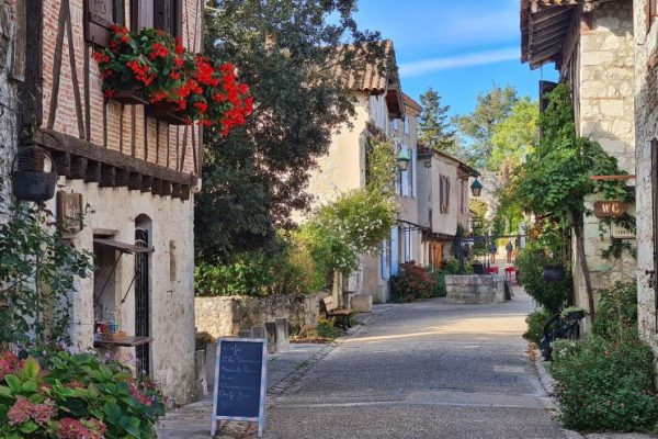 pujols-village-fleuri