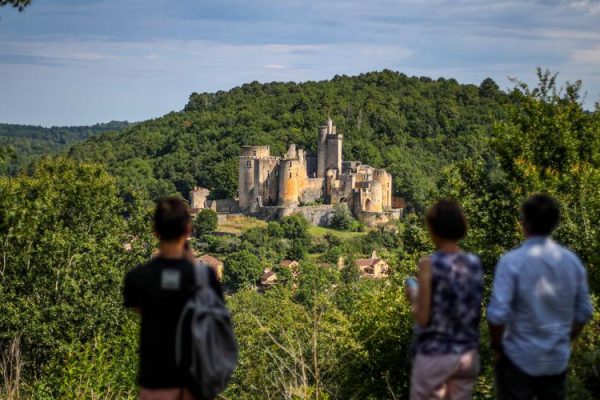 ch&acirc;teau de Bonaguil. Sujet &eacute;t&eacute; tourisme.